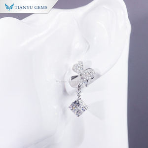 Pendientes de Trébol de Moissanita con Corte Cojín, Clásicos, Elegantes y Minimalistas, Chapados en Oro de 18k sobre Plata de Ley, de Tianyu Gems - Product Image 4