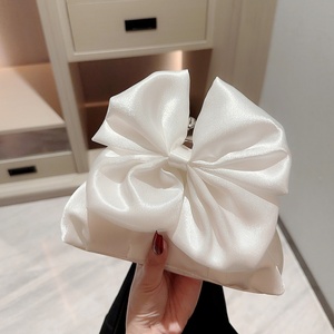 Pochette élégante en soie blanche Boshiho avec joli nœud, sac de soirée à chaîne de perles tendance pour robe de mariée et occasions formelles - Product Image 2