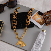 Foulard en soie imprimé léopard, épissage de chaînes dorées épaisses, pendentif tête de cheval, collier accessoire, OEM, ODM, fournisseur de bijoux de mode