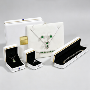 Estuche de Joyería de Cuero PU con Detalles en Dorado, Caja de Regalo para Joyas con Logotipo Personalizado para Collares, Anillos y Pendientes - Product Image 3