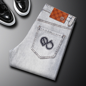 <span class=keywords><strong>Jeans</strong></span> morbidi e sottili europei di fascia alta da uomo alla moda elasticizzati larghi <span class=keywords><strong>grigio</strong></span> <span class=keywords><strong>chiaro</strong></span> pantaloni Casual di personalizzazione della fabbrica - Product Image 1