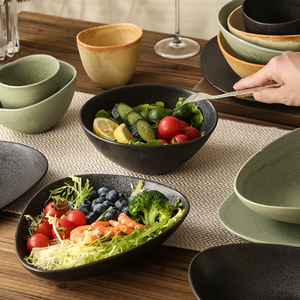 Service de vaisselle en céramique noire mate de style japonais, forme irrégulière, assiettes à sushi, assiettes à pâtes, assiettes à salade et coupelles à sauce, sur mesure pour restaurant - Product Image 6