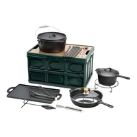 Ensemble de camping 8 pièces en fonte avec couvercle et poignée de levage, comprenant faitouts, poêle à frire, grill de camping sur trépied et boîte de rangement