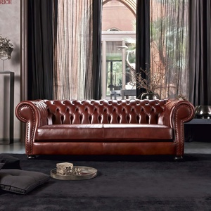 Divano a 3 Posti in Stile Retrò Europeo Mid-Century Moderno in Pelle PU e Legno Massello per Casa, Villa, Appartamento, Soggiorno, Bar, Club, Hotel - Product Image 1