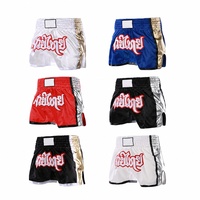 Thai-Schriftstickerei Muay Thai Shorts, Goldstreifen-Seitenpanel Polyester Boxershorts, Breiter Bund Ringausrüstung OEM Großhandel