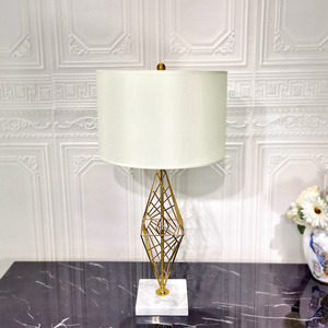 Lampe <span class=keywords><strong>de</strong></span> table géométrique moderne Design sculptural à armature métallique avec base <span class=keywords><strong>en</strong></span> marbre noir et abat-jour à tambour blanc Éclairage décoratif - Product Image 3