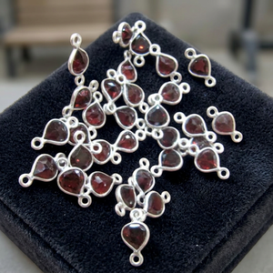Connecteur en laiton de haute qualité avec pierre précieuse grenat naturel rouge, forme cœur, briolette 5-6mm, à double boucle, finition argent, or, noir - Product Image 3
