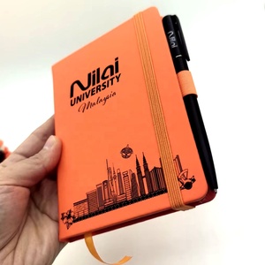 Diario con Banda Elástica y Logotipo Personalizado, Cuaderno A6 de Cuero PU Naranja con Portaplumas Integrado, Regalo para <span class=keywords><strong>Universidad</strong></span> - Product Image 4