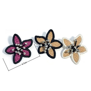 Boucles d'oreilles brodées en raphia avec strass, bijoux floraux bohèmes faits à la main pour femmes, accessoires de vacances - Product Image 4