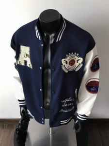 Manteau en laine patchwork bleu marine brodé sur mesure style rétro américain pour hommes et femmes - Product Image 3