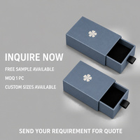 Boîte cadeau à tiroir coulissant bleu ardoise avec emblème de fleur blanche et intérieur en velours noir, impression personnalisée pour l'emballage de bijoux