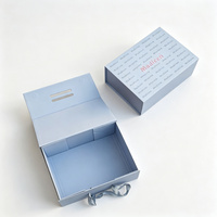 Boîte cadeau personnalisée haut de gamme bleu clair magnétique en forme de livre, recyclable, avec couvercle rigide à rabat et poignée en ruban pour vêtements, petite série