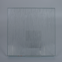 Panneau de verre décoratif gaufré à motif de grain de bois vertical hautement transparent pour cloison de hall d'hôtel et revêtement mural