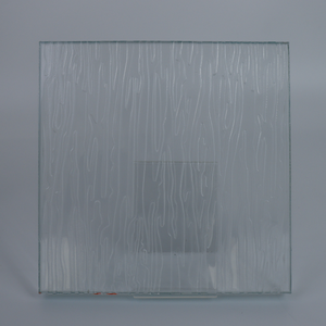 Panneau de verre décoratif gaufré à motif de grain de bois vertical hautement transparent pour cloison de hall d'hôtel et revêtement mural - Product Image 1