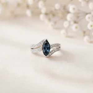 Anillo de topacio azul de Londres natural en plata de ley 925 con corte marquesa, anillo de eternidad en plata vermeil, anillos bohemios llamativos para mujer, para aniversario. - Product Image 1