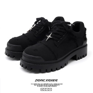 Los zapatos Derby de suela gruesa combinan la comodidad del lona vintage con el estilo casual para hombres y mujeres. - Product Image 2