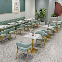 Ensemble de mobilier pour restaurants et cafés avec tables et chaises en bois modernes, sièges en banquette pour hôtels, salles à manger, cafés