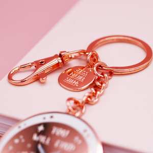 Llavero esmaltado con recordatorio de salud mental positivo, llavero de aliento que te anima a encontrar la luz de nuevo hecha de metal - Product Image 3