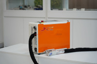 Machine de nettoyage au laser pulsé à fibre refroidie par air portable de 300 W pour surfaces en bois et en pierre avec de larges applications