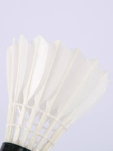 Lingmei Badminton L09 Ballon de badminton en plumes de canard, lot de 12, liège composite, stable et résistant au vent, pour compétition, utilisation intérieure/extérieure - Product Image 4