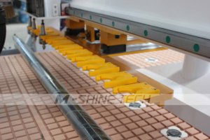 Scie <span class=keywords><strong>à</strong></span> bois CNC multifonctionnelle 1530 avec table de <span class=keywords><strong>travail</strong></span>, lame de scie vibrante, machine de découpe du bois et du MDF pour la fabrication de meubles - Product Image 6