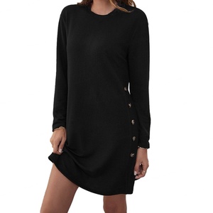 Vente en gros de robes pour femmes de haute qualité, sur mesure, OEM, mode décontractée, col rond, manches longues, boutons sur le côté - Product Image 3