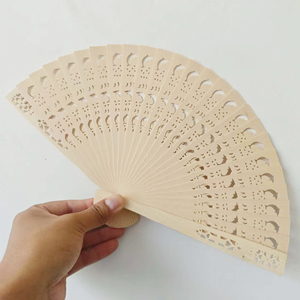 Éventail en bois parfumé de 8 pouces, petit et populaire, idéal comme cadeau de mariage ou éventail personnalisé pour photos de magazines, avec logo gravé - Product Image 5