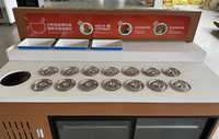 Station de condiments mobile professionnelle pour sauces de hot pot avec bacs de comptoir et vitrine en verre coulissante sur roulettes