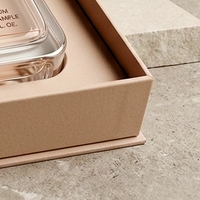 Boîte à parfum rigide rose magnétique de luxe sur mesure, style livre, pour une seule bouteille, présentation pour emballage de parfum personnalisé