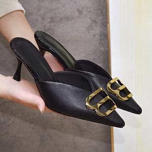 Mules de Diseño Personalizado de Lujo, Marca BB, para Mujer, Plateadas, con Punta en Pico, Logotipo Dorado, Tacones Altos, Versátiles y Fáciles de Usar - Product Image 3