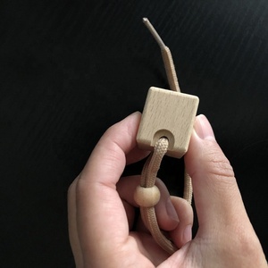 Nuovo Deodorante per Auto Quadrato da 5ml con Tappo in Legno, Bottiglia di Profumo per Auto da Appendere - Product Image 4