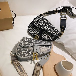 Sac à bandoulière semi-circulaire irrégulier en PU pour femmes, style européen et américain, géométrique et portable - Product Image 1