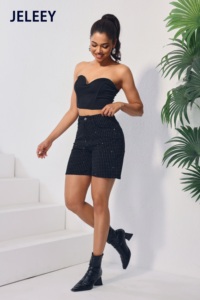 Shorts de Mezclilla Ajustados de Cintura Alta con Pedrería Negra para Looks Casuales y Elegantes - Product Image 5