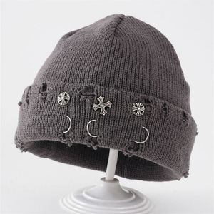 Bonnet en tricot acrylique unisexe style streetwear décontracté et déchiré, avec revers et épingles, pour le hip-hop, vente en gros - Product Image 4