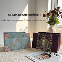 Sacs cadeaux en papier kraft recyclé à imprimé floral de luxe avec poignées en ruban de longueur manuelle pour boutique de vêtements