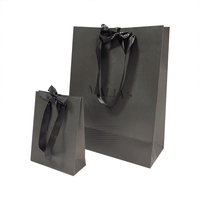 Sacs en papier noirs de boutique de luxe sac portable recyclable pour sacs d'emballage de vêtements cadeaux logo UV