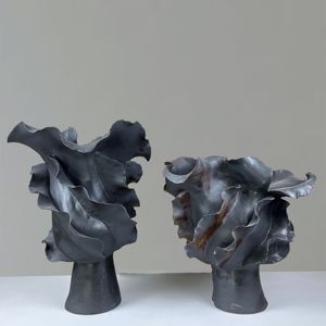 Ensemble de vases à fleurs en céramique noire tropicale, forme irrégulière inspirée, grand vase pour la décoration de la maison - Product Image 2