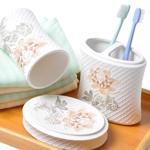 Set di 5 Accessori per il Bagno in Ceramica Bianca Opaca con Motivo Floreale in Rilievo JIA SHUN - Product Image 3