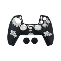 Coque en silicone premium gravée au laser, protection anti-rayures avec 2 capuchons de joystick, poignée ergonomique pour manette PS5