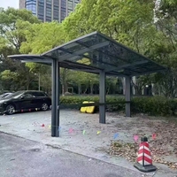 Abri de voiture moderne en métal sur mesure avec toits en aluminium et panneaux en polycarbonate pour garages et parkings - Conception durable et imperméable