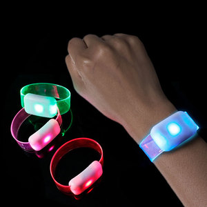 <span class=keywords><strong>DMX</strong></span> kiểm soát <span class=keywords><strong>LED</strong></span> vòng đeo tay dây đeo cổ tay chiếu sáng Glow <span class=keywords><strong>LED</strong></span> nhấp nháy vòng đeo tay cho Rave Đảng - Product Image 4