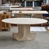Table à manger ovale en travertin naturel minimaliste moderne personnalisée avec base cannelée pour salon de maison de luxe