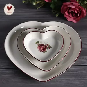 Ensemble de vaisselle en forme de coeur unique assiettes à dîner produits pour la maison décalcomanie assiette de présentation en céramique pour les décorations de mariage