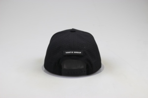 Casquette de baseball OEM personnalisée en gros à 5 panneaux avec logo en caoutchouc PVC, casquette perforée imperméable découpée au laser, casquette de sport haute performance pour papa - Product Image 4