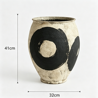 Ensemble de vases en céramique crème vieillie avec grand cercle noir dessiné à la main, style Wabi Sabi, pour décoration de meuble rustique en bois