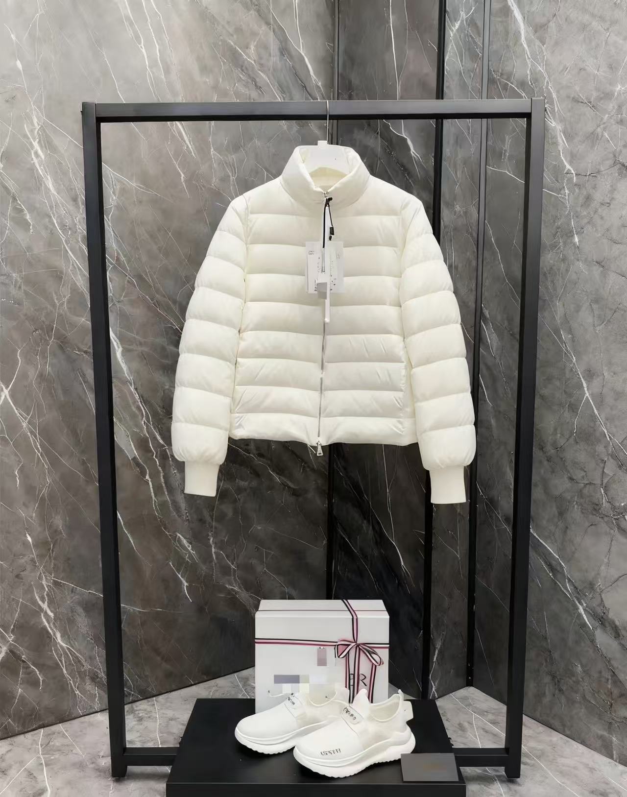 Comodo giacca Moncler in stili alla moda