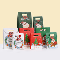 Weihnachtsgeschenktüten-Set mit ausgestanztem Griff, flexodruckbedruckte rot-grün-weiße Papiertüten mit Weihnachtsmann-, Rentier- und Weihnachtsbaumkranz-Design, Großhandel