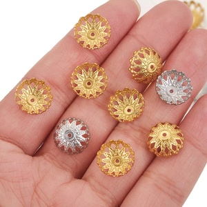 Capuchons de perles en forme de fleur 12 mm |   Entretoise en acier inoxydable plaqué or PVD 18 carats motif pétale ajouré pour la fabrication de bijoux DIY (bracelets et colliers) - Product Image 2