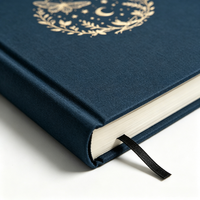 Carnet à pois A5 personnalisé en lin bleu marine avec couverture rigide, motif céleste et dorure à chaud, idéal pour logo personnalisé ou comme cadeau