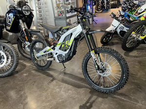 Moto tout-terrain électrique Surron Light Bee X Silver, cadre en aluminium forgé, 75 km/h, couple élevé, moto de trail enduro - Product Image 3